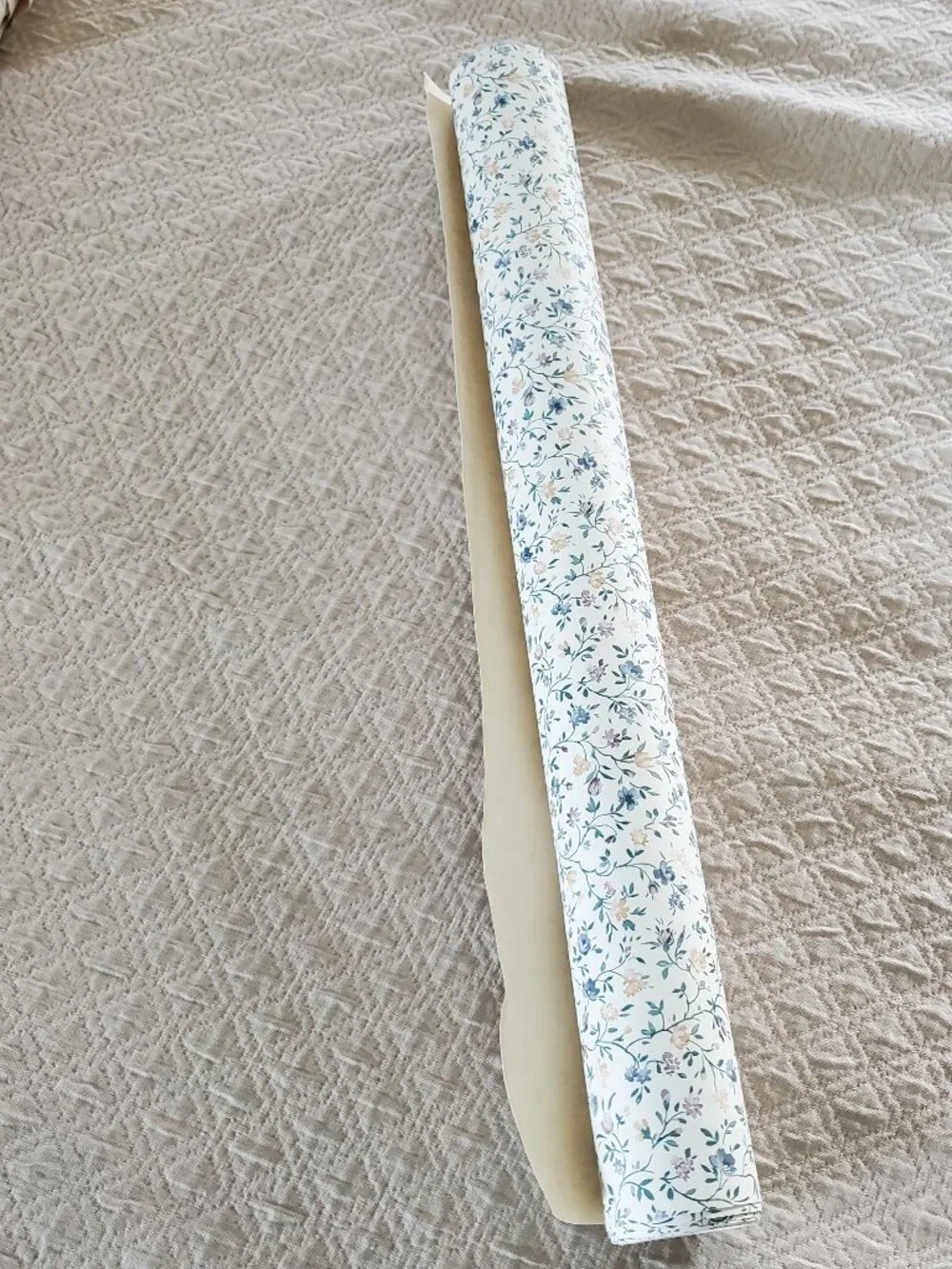 Vintage Unbranded Floral Wallpaper 20.5 x 87 Inches Partial Roll Small Flowers
